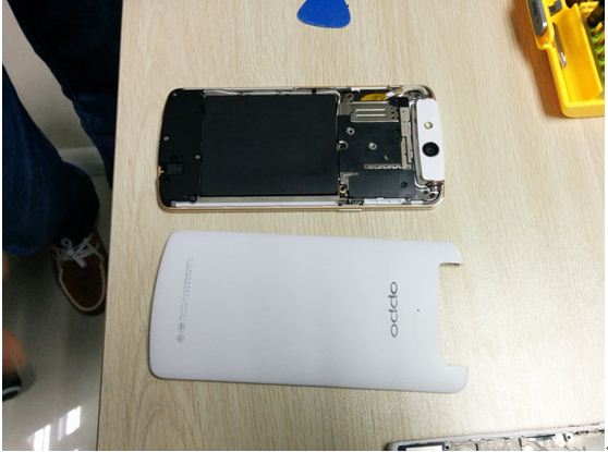 图8：Oppo N1 mini拆开后盖图。