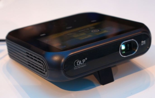 图12 ZTE Projector Hotspot，运行 Android 4.2，支持1080p DLP投影，LTE 热点。