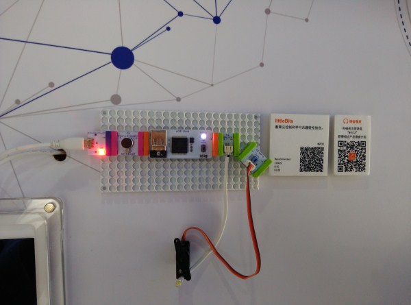 图6：大篷车展示LittleBits，每一个模块都由磁铁轻松拼接