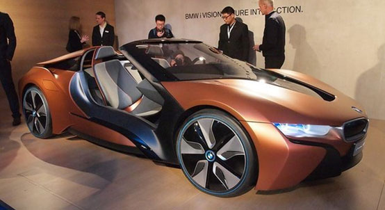 图2：宝马正式发布旗下BMW iVision Future Interaction概念车。这款概念车采用了宝马最新的互联驾驶技术。