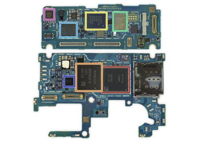 上层主板上的芯片：  红色：三星925 K3UH7H7（可能在高通骁龙855处理器上封装的8 GB RAM）；橙色：三星949 KLUEG8UHDB（可能是256 GB的闪存）；黄色：Broadcom AFEM-9106前端模块；绿色：Skyworks 78160-51低噪声放大器；浅蓝色：高通SDR8150射频收发器；深蓝色：高通WCN3998 WiFi +蓝牙SoC；紫色：NXP 80T17 NFC控制器
